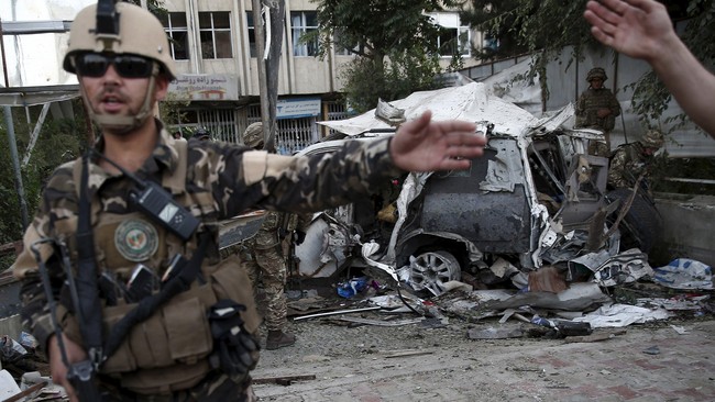 Sebanyak 12 orang tewas dan puluhan lainnya luka-luka setelah satu bom mobil yang mensasar warga asing meledak di dekat satu rumah sakit di Kabul.