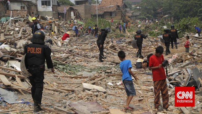 Kampung Pulo kembali bergeliat, aktivitas warga berangsur normal dan akses jalan sudah mulai dibuka, dan sesekali terlihat aparat berjaga dalam jumlah minim.