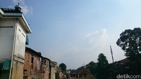 Pemasangan Tiang Pancang Kampung Pulo Terhalang Musala