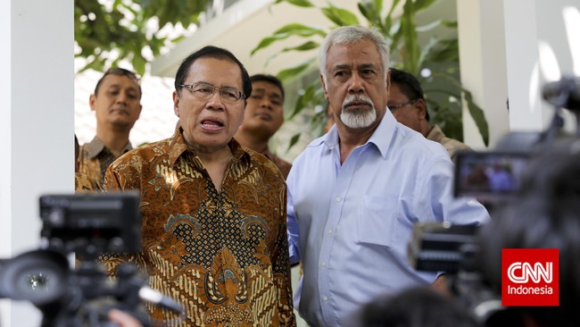 Selain menurunkan target pembangkit listrik jadi 16 ribu MW, Rizal Ramli juga mengancam akan mencabut konsesi proyek yang mangkrak.