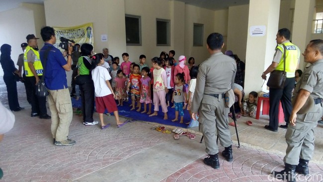 Perubahan tempat tinggal membuat warga Kampung Pulo harus beradaptasi dengan lingkungan baru, tapi setidaknya untuk hidup lebih baik dan teratur.