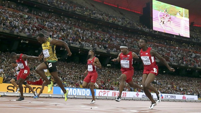 Usain Bolt berhasil finish pertama dalam lomba lari 100 meter di Kejuaran Dunia Atletik 2015 di Beijing, China. Waktunya adalah 9,79 detik untuk jarak 100m.