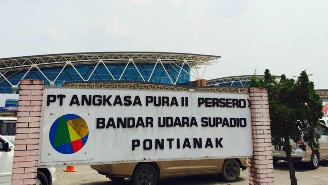 Kini setiap calon penumpang pesawat diwajibkan melepas ikat pinggang dan jam tangan di titik pemeriksaan yang ada di terminal bandara.