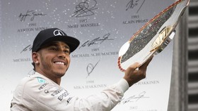 Hamilton Raih Kemenangan Ketujuhnya Musim Ini di Monza