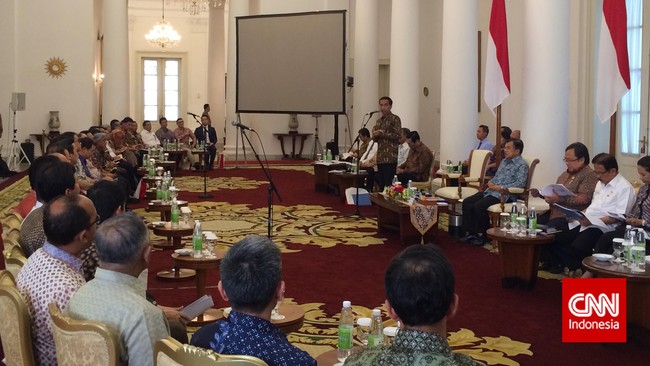 Setelah mengumpulkan gubernur, Kapolda dan Kajati, Jokowi pun mengumpulkan Dirut BUMN dan CEO perusahaan swasta untuk membahas perlambatan ekonomi saat ini.