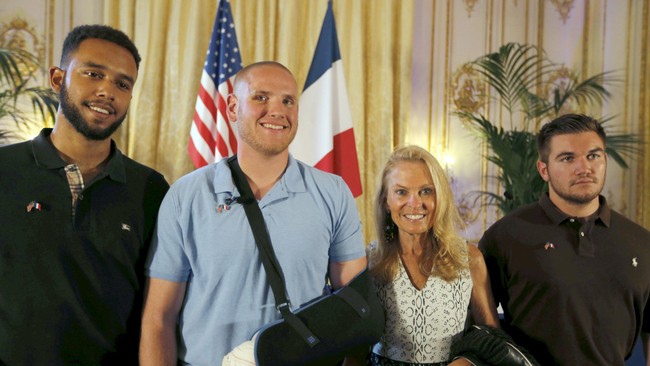 Tiga warga Amerika dan seorang warga Inggris diganjar penghargaan Legion d'honneur oleh Presiden Perancis, Francois Hollande, atas aksi heroik mereka.