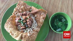 Makan Bakmi Sekaligus dengan Mangkuknya di Pontianak