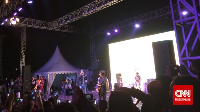 Ada kalanya pilihan duduk atau berdiri di arena konser di ruang terbuka menimbulkan "konflik" tersendiri, seperti saat Sheila On 7 beraksi di Freedom Fest.