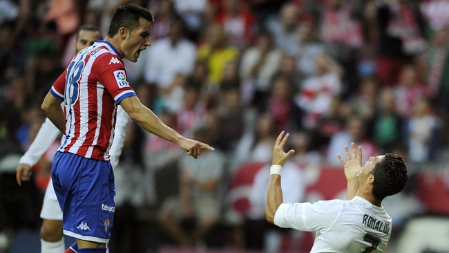 Emilio Butragueno menilai Real Madrid seharusnya mendapatkan penalti setelah Cristiano Ronaldo ditarik oleh Sergio Alvarez di depan gawang Sporting Gijon.