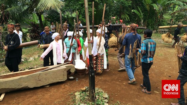 Selama delapan generasi masyarakat adat Kasepuhan Pasir Eurih mengalami banyak ancaman, termasuk berpindahnya pengelolaan hutan adat ke perusahaan.