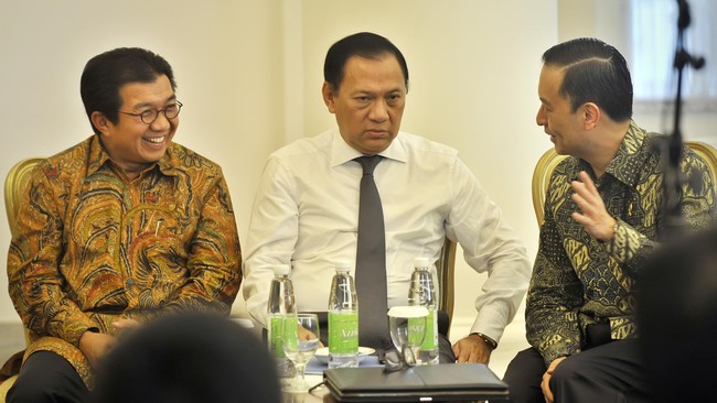 Selain itu bank sentral juga menurunkan proyeksi pertumbuhan ekonomi 2015 menjadi 4,7-5,1 persen dari sebelumnya 5-5,2 persen.