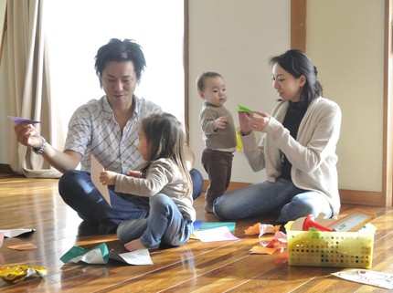 Tinggal Bareng Orang Tua Berkaitan dengan Jumlah Anak Pasutri
