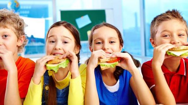 Para ibu yang tidak menyadari masalah berat badan anak, justru mendorong terjadinya obesitas.