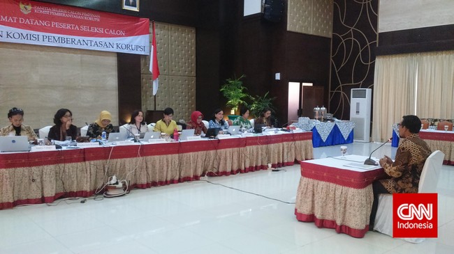 Calon pimpinanan KPK dalam tahap wawancara seleksi mengatakan, untuk memperkuat kelembagaan, KPK butuh tambahan ribuan pegawai. 