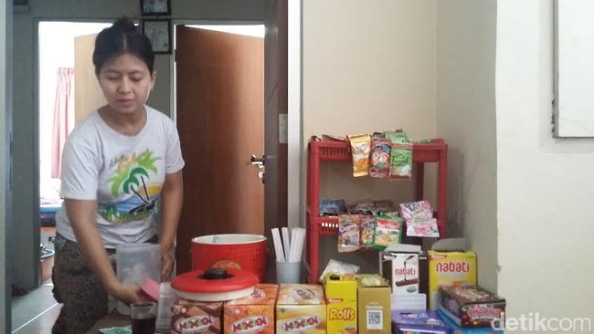 Dinas Koperasi Usaha Mikro Kecil Menengah dan Perdagangan juga memberikan sumbangan etalase bagi warga yang terdata sebagai pedagang.