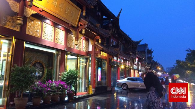 Langit biru tak selalu terlihat di Chengdu, kota dengan cuaca yang kerap sendu. Letak geografis di kaki gunung membuat awan, kabut terperangkap di dalamnya.
