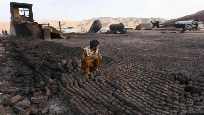 Rangkaian ledakan besar terjadi di sebuah terminal gas di ujung barat kota Herat, Afghanistan, pada Senin (24/8).
