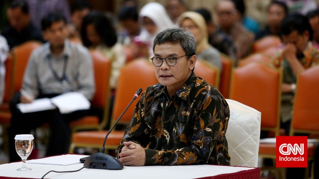 Johan Budi mengaku siap menjawab dan menghadapi segala serangan yang ditudingkan pihak luar kepada KPK. Namun tantangan terberat justru datang dari internal.