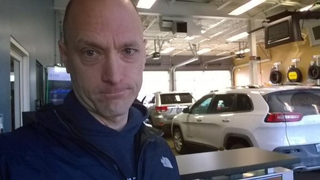 Charlie Miller meretas sistem komputer mobil Jeep untuk mengendalikan mesin, rem, dan kemudinya dari jarak jauh, dan memperingatkan produsen untuk memperbaiki.