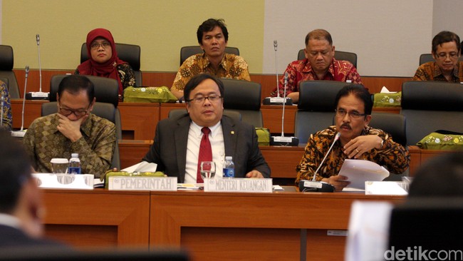 Fraksi Partai Gerindra di parlemen menolak pengesahan RAPBN 2016 karena mempersoalkan besarnya alokasi anggaran untuk Penyertaan Modal Negara (PMN) ke BUMN.