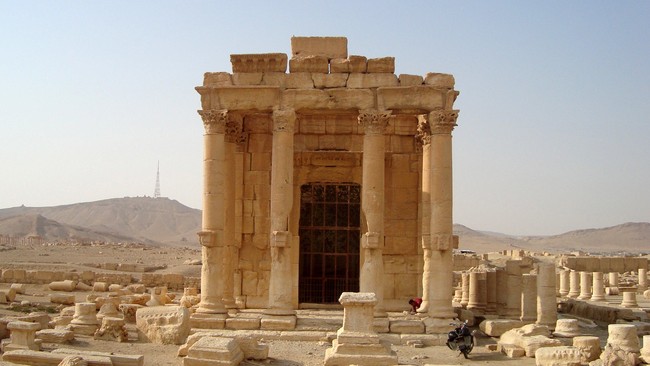 Sejumlah anggota militan ISIS dilaporkan mengikat tiga orang di pilar salah satu bangunan kuno Palmyra dan mengeksekusi mereka dengan meledakkan pilar.