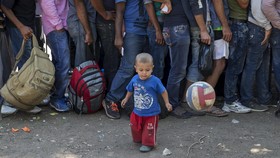 Makedonia Dibuka, Ribuan Imigran Tiba di Serbia