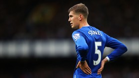 Bek Legendaris Arsenal: Stones Masih Bayi