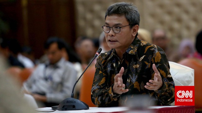 Meskipun tidak memiliki latar belakang hukum, Johan Budi pernah menjadi wartawan bidang hukum dari 1994 hingga 2005.