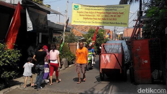 Selain permintaan rumah susun, Romli menyebutkan ada beberapa warga yang masih menuntut ganti rugi, terutama warga di RW 04.