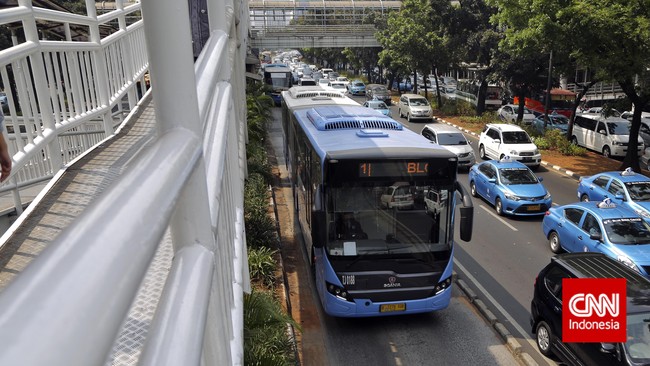 Kepala Dinas Perhubungan DKI Jakarta Andri Yansyah meminta PT Transjakarta melaporkan sopir dan petugas yang lalai menjalankan tugasnya ke polisi.