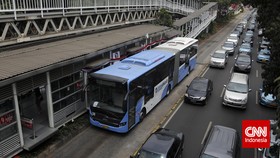 Bus TransJakarta Terguling di depan UKI