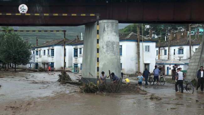 Banjir terjadi di wilayah Korut yang berbatasan dengan China, menewaskan 40 orang dan membuat 11 ribu lainnya mengungsi.