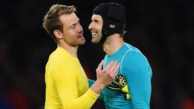 Cech Kepada  Mignolet: Kenapa Tak Biarkan Satu Gol Saja?