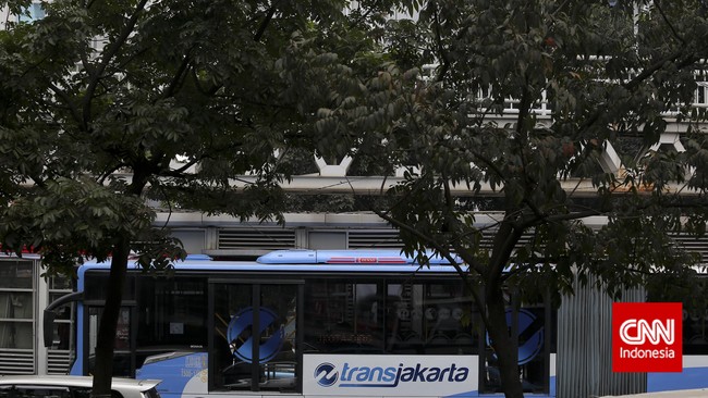 Selain kereta, perjalanan bus TransJakarta juga mengalami gangguan akibat banjir yang diakibatkan hujan deras di Jakarta sejak Sabtu (22/2).