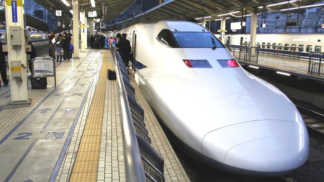 Sejumlah layanan kereta cepat Shinkansen dihentikan menyusul gempa M 7,4 dan tsunami di Jepang, Senin (1/1).