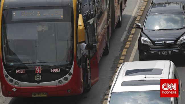 Demo Buruh, TransJakarta Alihkan Sejumlah Koridor Sejumlah koridor TransJakarta dialihkan untuk menghindari kerumunan massa buruh yang berunjuk rasa menolak revisi Undang-Undang Ketenagakerjaan No 13 Tahun 2003