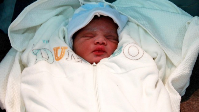 Ibu sang bayi nekad berangkat dari Mogadishu saat sedang mengandung lima bulan. Ia disebut sebagai bayi pertama yang lahir di kapal Angkatan Laut Jerman.
