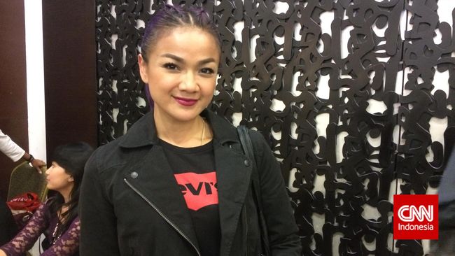 Aktris Nirina Zubir dan suaminya Ernest Fardiyan mengungkap positif terinveksi virus corona.