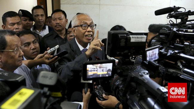 Total yang diterima panitera adalah US$ 2 ribu, diduga berasal dari istri Gubernur Sumatera Utara Gatot Pujo Nugroho, Evy Susanti.