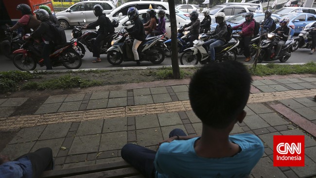 Fisik yang prima dan mental juara diperlukan bagi mereka yang selalu bersentuhan setiap hari dengan KRL dari dan menuju Jakarta untuk bekerja.