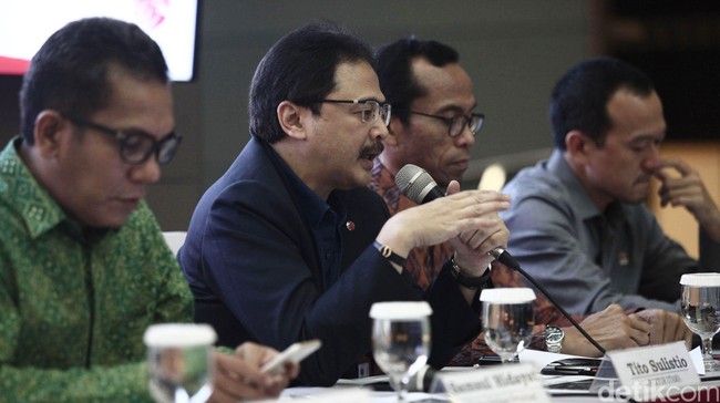 Selain kedua sekuritas tersebut, PT Millenium Danatama Sekuritas juga terkena suspensi karena melakukan pelanggaran dalam transaksi saham SIAP.