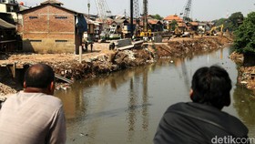 Seorang Remaja Perempuan Tertimpa Crane di Kampung Pulo