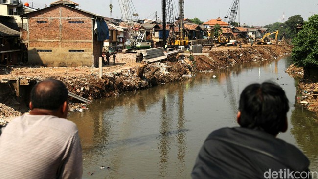 Karena posisi crane yang miring, perempuan bernama Yuli itu tertimpa alat berat. Polisi menyalahkan operator dan pemilik proyek.