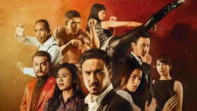 Duel 'Mad Dog' Bersenjatakan Payung Merah