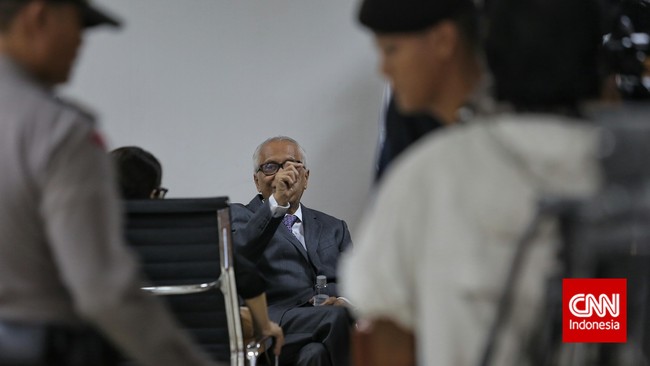 Pemblokiran dilakukan setelah Kaligis ditetapkan sebagai tersangka dan ditahan akibat kasus suap hakim Pengadilan Tata Usaha Negara (PTUN) Medan.