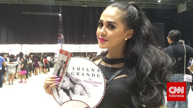 "Saya memang ingin sekali mirip dengan Ariana, saya memesan baju khusus dan mengikuti semua riasan Ariana," kata seorang Arianatron.