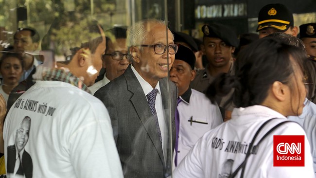 Sakitnya Kaligis membuat sidang pembacaan dakwaan terhadapnya tertunda sampai dua kali. Pekan depan jaksa diperintahkan hakim membawa Kaligis ke persidangan.