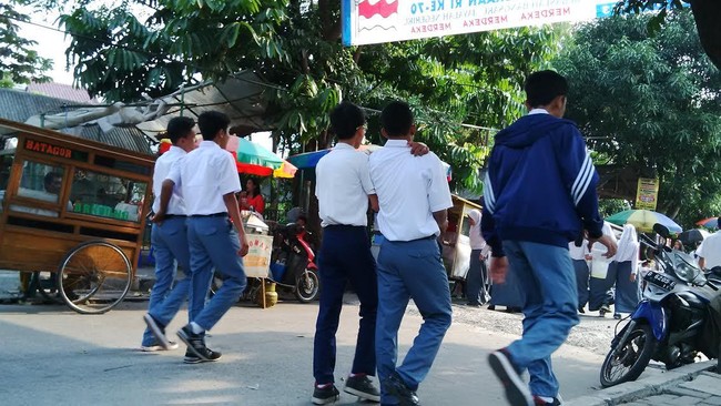 Tradisi bullying di SMAN 3 berlangsung generasi ke generasi. Siswa senior merasa harus diperlakukan istimewa dan berhak mempelakukan sewenang-wenang juniornya.