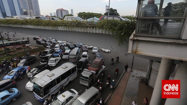 Pemerintah Provinsi DKI Jakarta terus berupaya untuk memperbaiki transportasi umum yang ada seperti dengan meluncurkan bus pengumpan Kopaja.