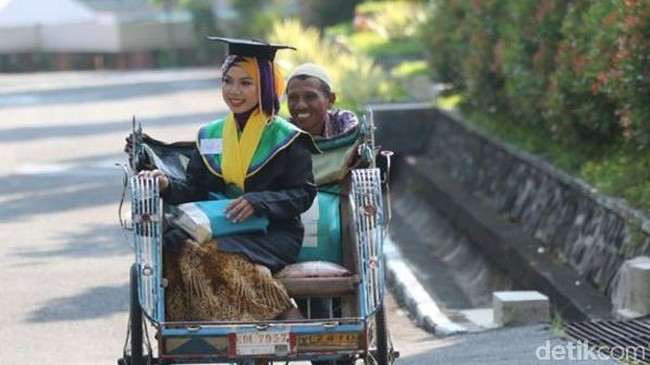Banyak cara yang bisa dilakukan oleh para mahasiswi atau mahasiswa untuk mencari tambahan biaya kuliah